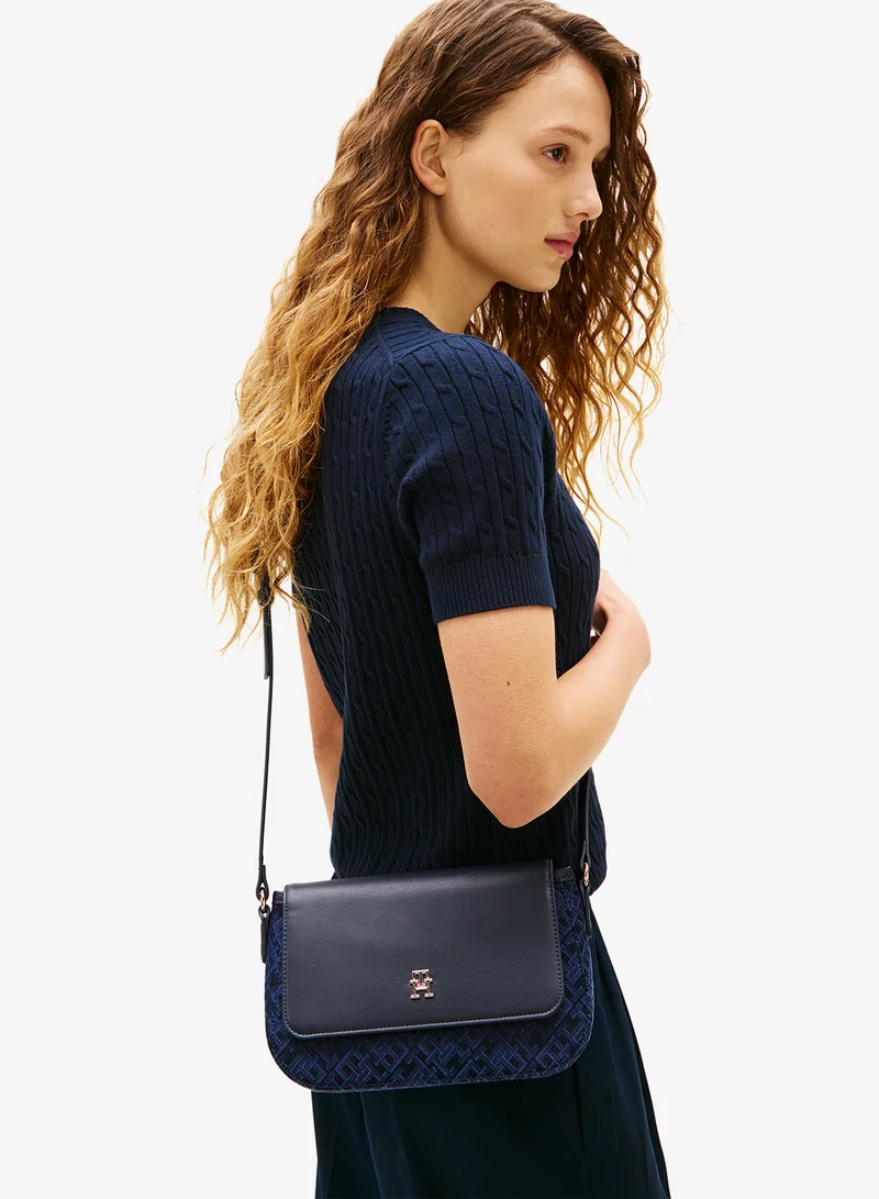 تومي هيلفيغر حقيبة كروس بودي بنقش المونوغرام من النسيج الجاكار